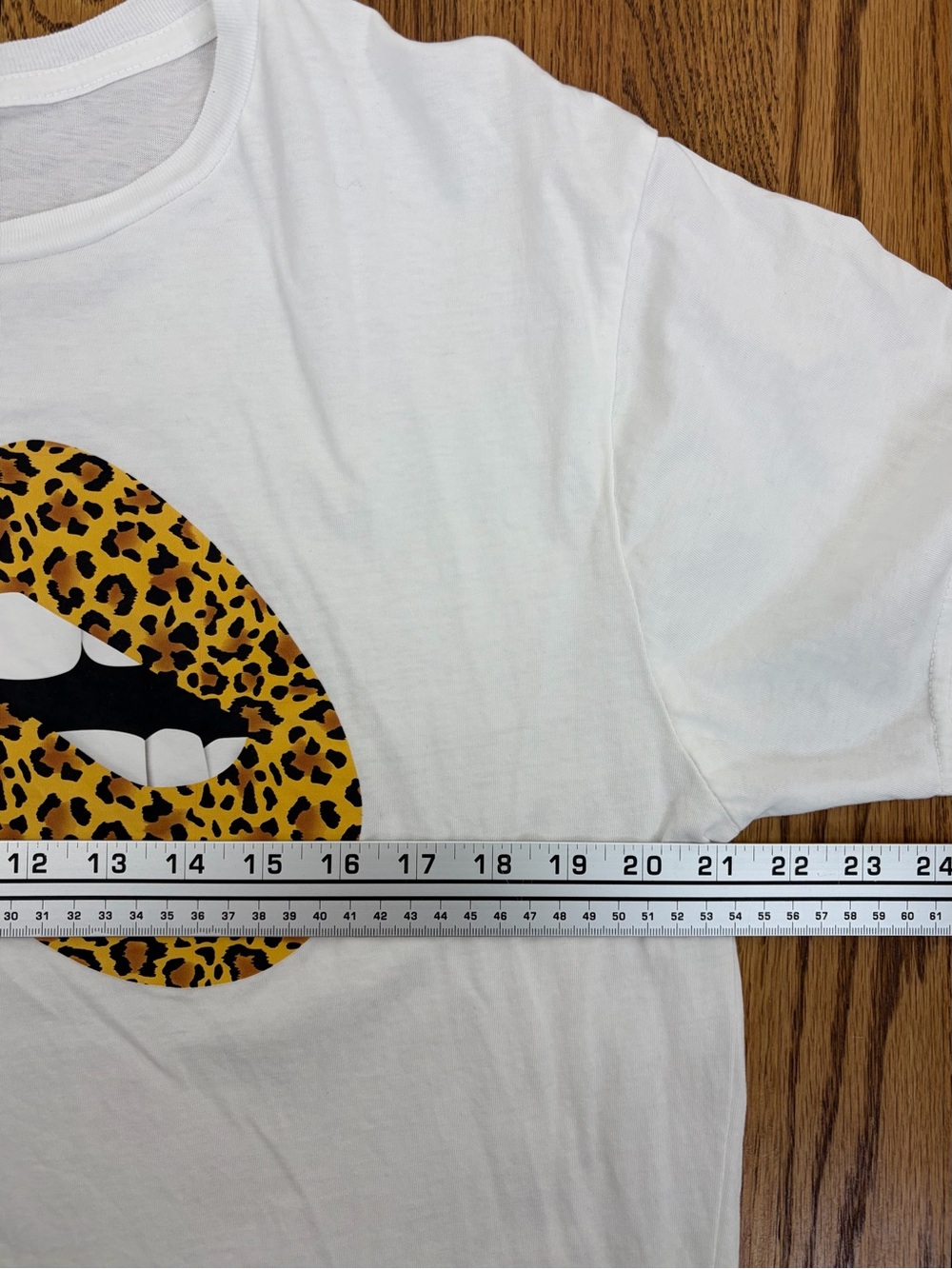 Leopard Print Lip Design White Graphic Tee (L) - Picture 4 of 8